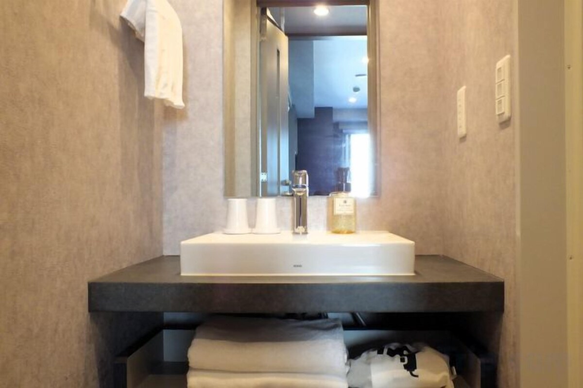 Combined shower/bathtub, deep-soaking bathtub, free toiletries