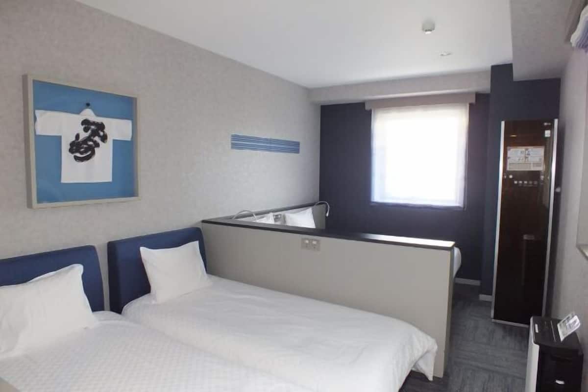 In-room safe, blackout curtains, free WiFi, bed sheets