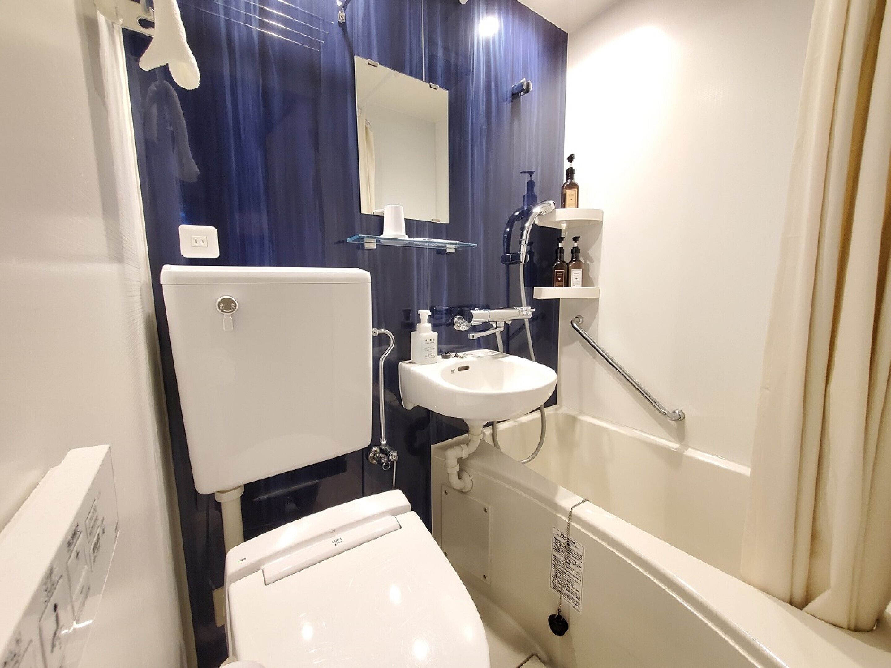 combined shower/bathtub, deep-soaking bathtub, free toiletries