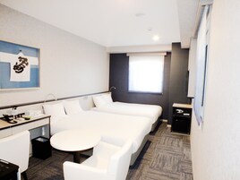 セーフティボックス (室内)、遮光カーテン、WiFi (無料)、ベッドシーツ