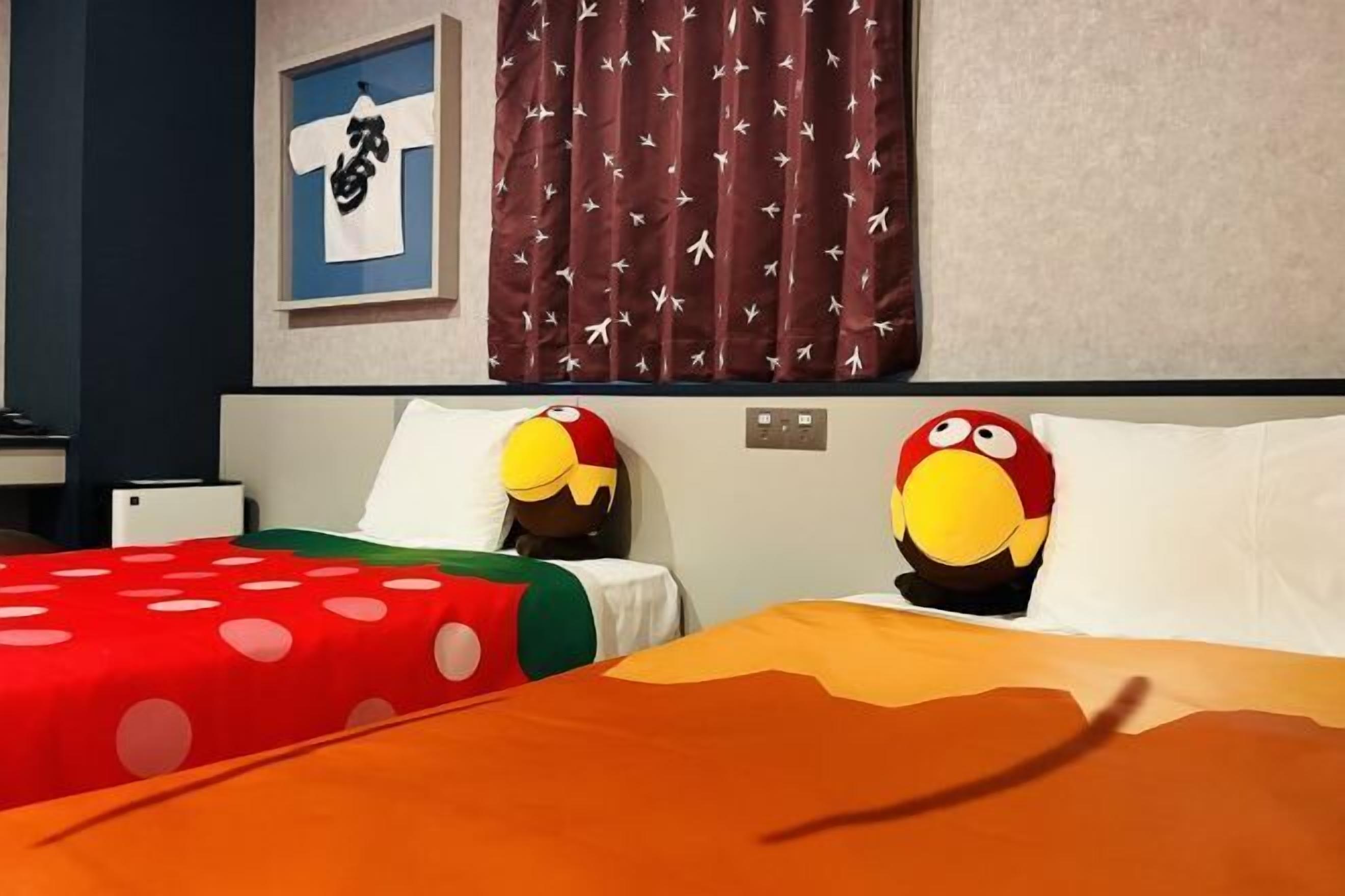 セーフティボックス (室内)、遮光カーテン、WiFi (無料)、ベッドシーツ