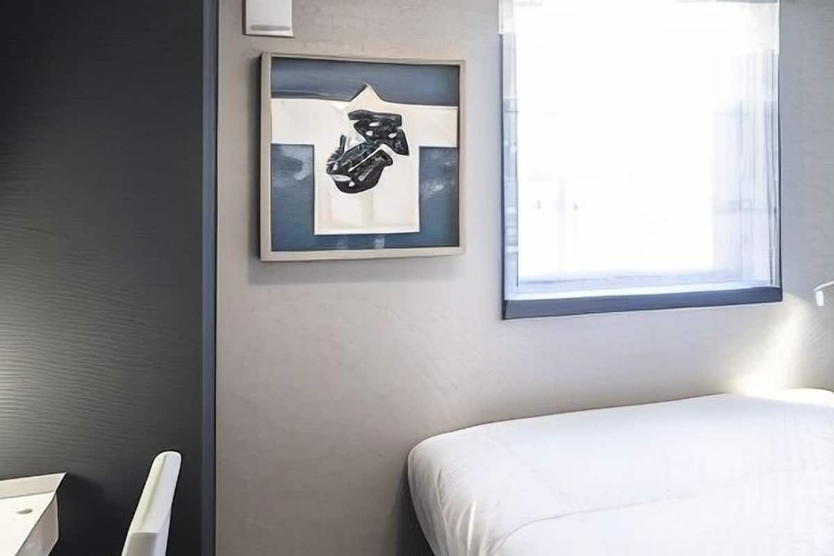 In-room safe, blackout curtains, free WiFi, bed sheets
