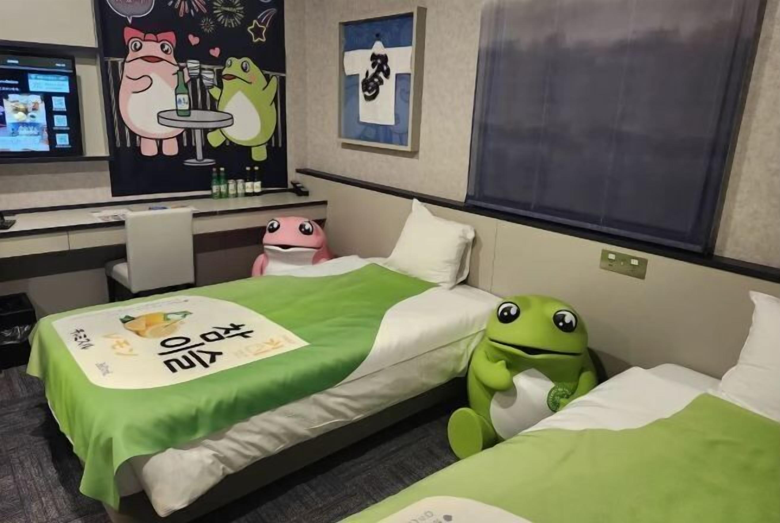 セーフティボックス (室内)、遮光カーテン、WiFi (無料)、ベッドシーツ