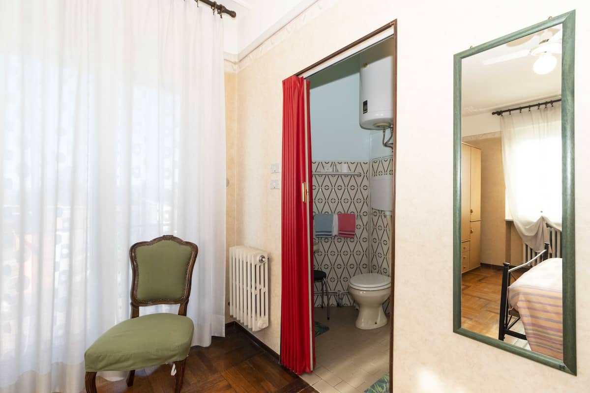 triple room | bathroom | shower, free toiletries, hair dryer, bidet