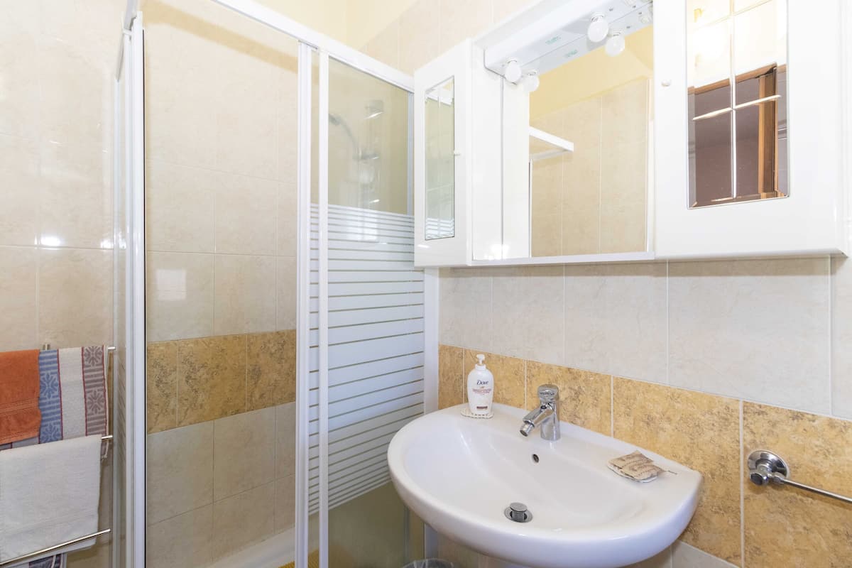 twin room | bathroom | shower, free toiletries, hair dryer, bidet