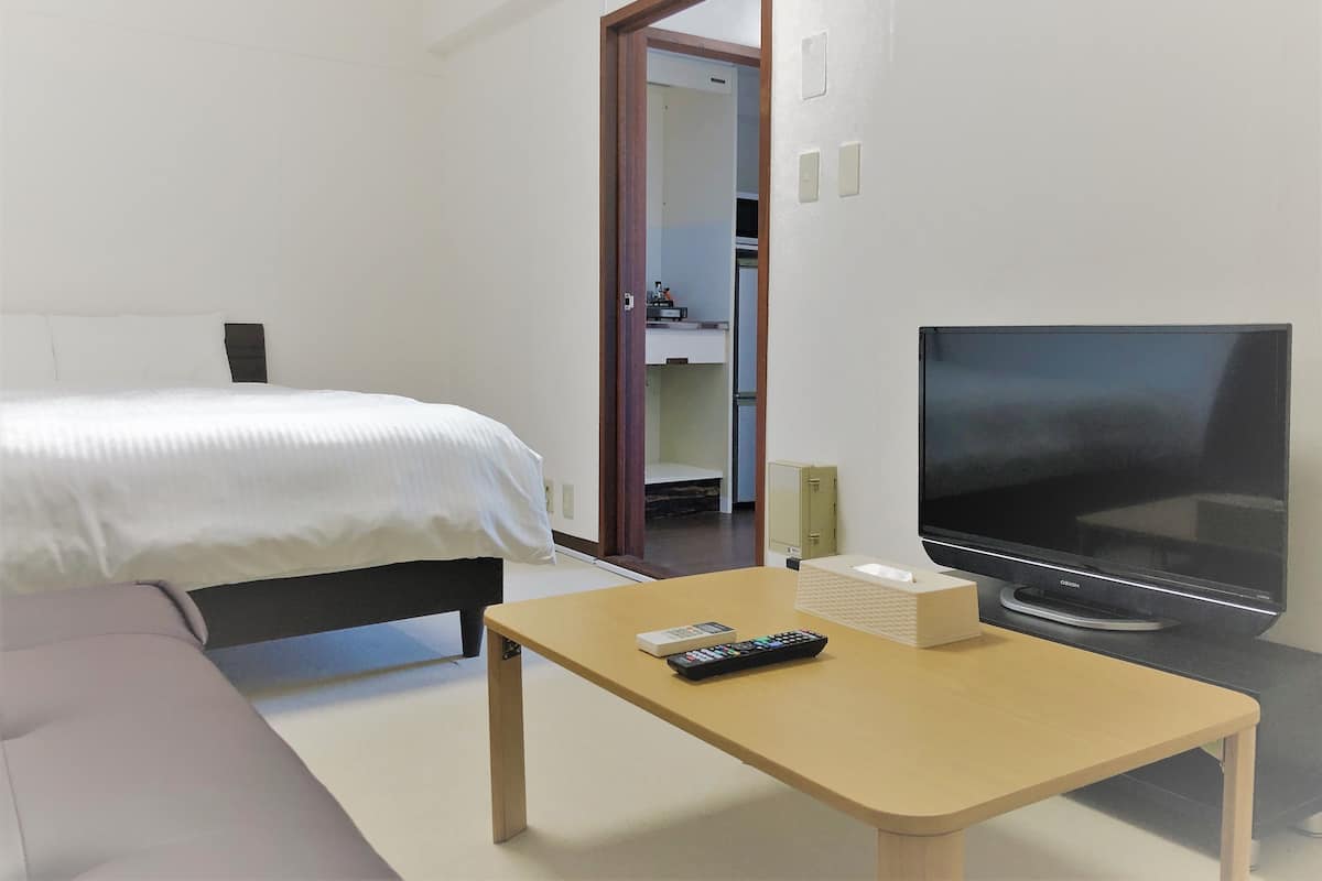 Chambre double, 1 lit double, non-fumeur, cuisinette | Bureau, rideaux d’obscurcissement, système d’insonorisation