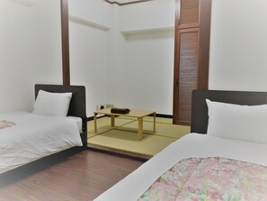 Japanese/Western Style Twin Room - Sunset Hills Inn Naha (Naha)