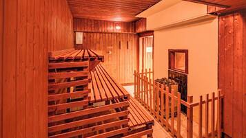 Un intérieur en bois, avec un escalier en bois et une clôture en bois.