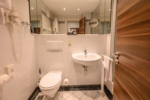 Phòng đôi hoặc 2 giường đơn Tiêu chuẩn | Phòng tắm | Buồng tắm vòi sen, máy sấy tóc, dép đi trong nhà, khăn tắm