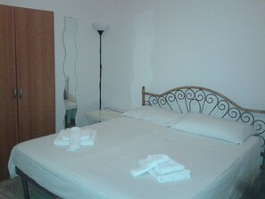 Double Room, 1 Double Bed, Non Smoking | Soundproofing, free WiFi, bed sheets - B&B Minicurcu (Acireale)
