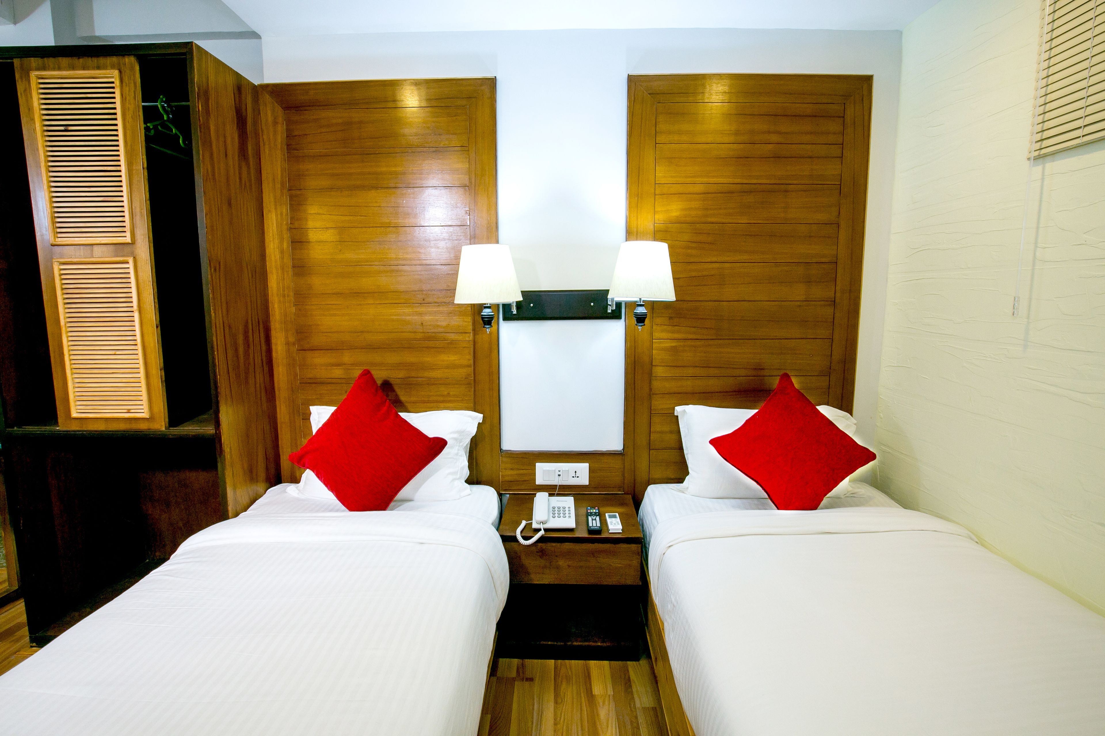 deluxe double or twin room | 1 bedroom, in-room safe, desk, soundproofing