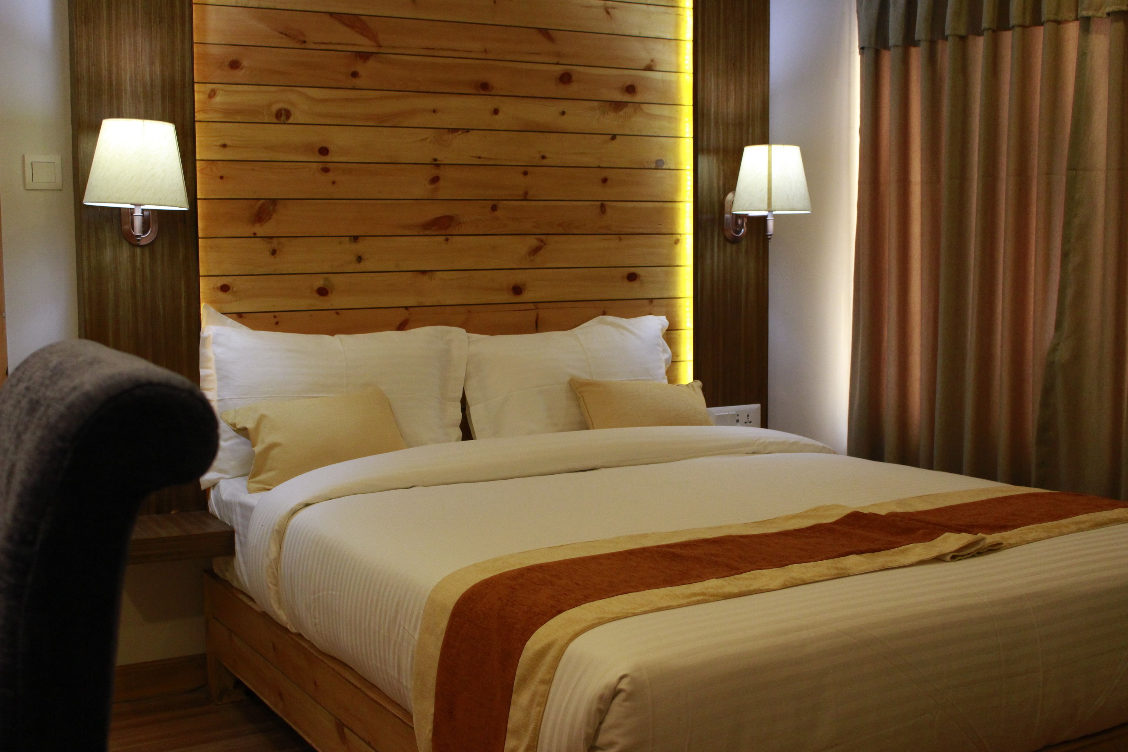 deluxe double or twin room | 1 bedroom, in-room safe, desk, soundproofing