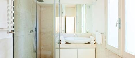 Departamento, 4 habitaciones, 2 baños | Baño | Tina con regadera, amenidades de baño gratuitas, secadora de cabello