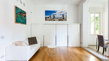 Appartement, 4 slaapkamers, 2 badkamers | Woonkamer | Een dvd-speler