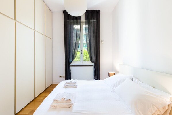 Apartment, 4 Schlafzimmer, 2 Bäder | 4 Schlafzimmer, individuell eingerichtet, Schreibtisch