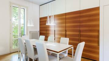 Appartement, 4 slaapkamers, 2 badkamers | Dineren in de kamer