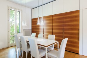 Apartment, 4 Schlafzimmer, 2 Bäder | Essbereich im Zimmer