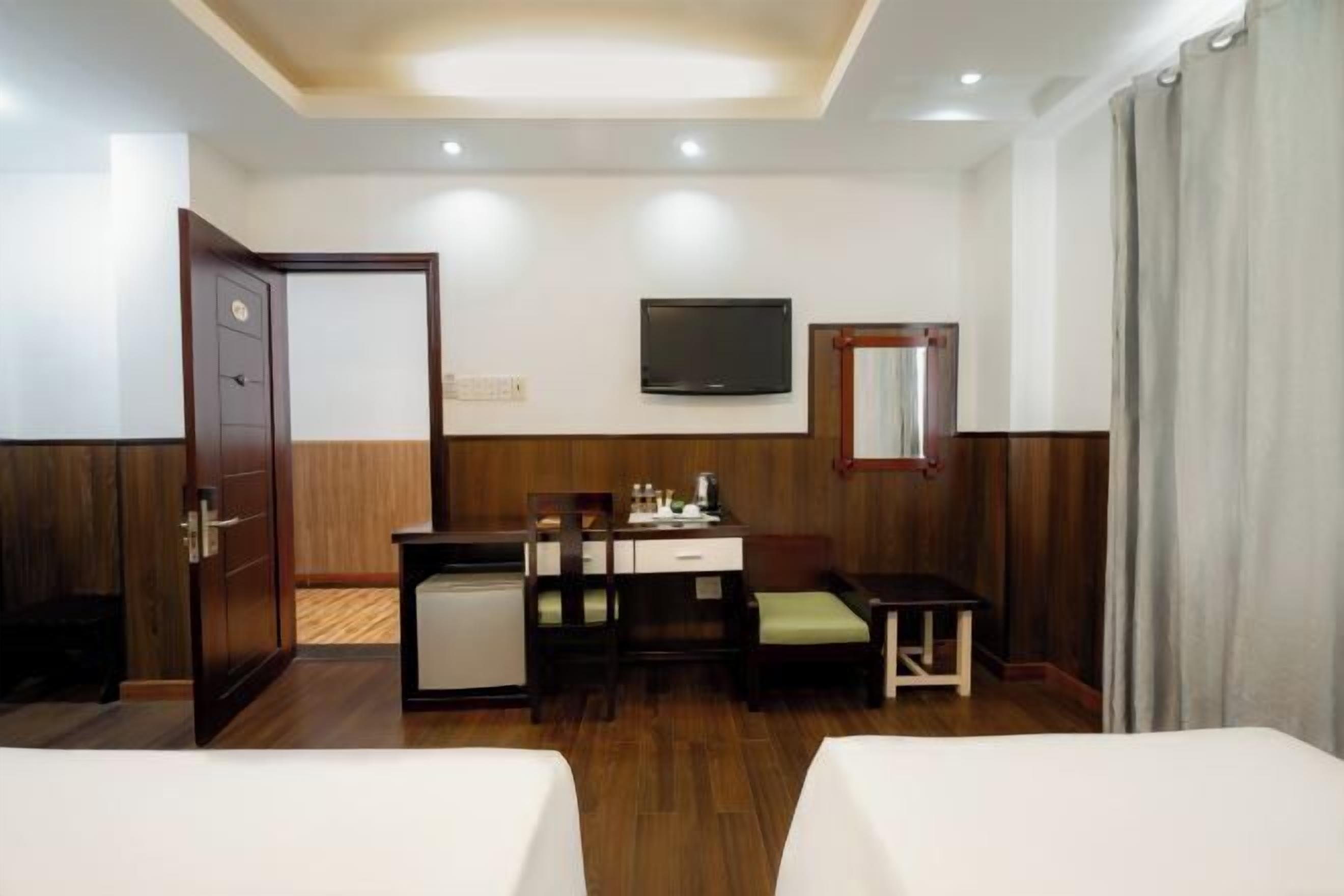 Hypo-allergenic bedding, down comforters, minibar, in-room safe