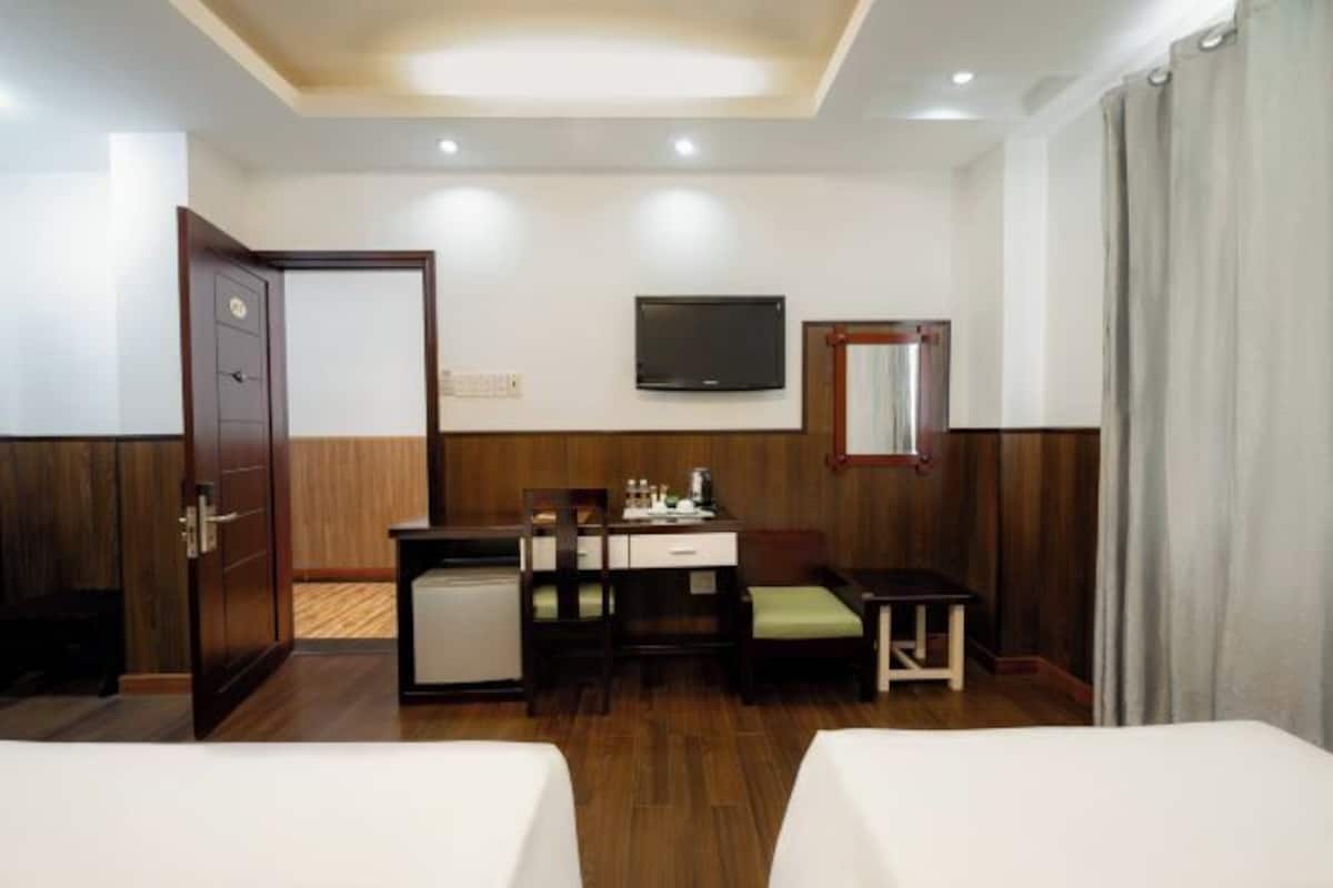 Hypo-allergenic bedding, down comforters, minibar, in-room safe