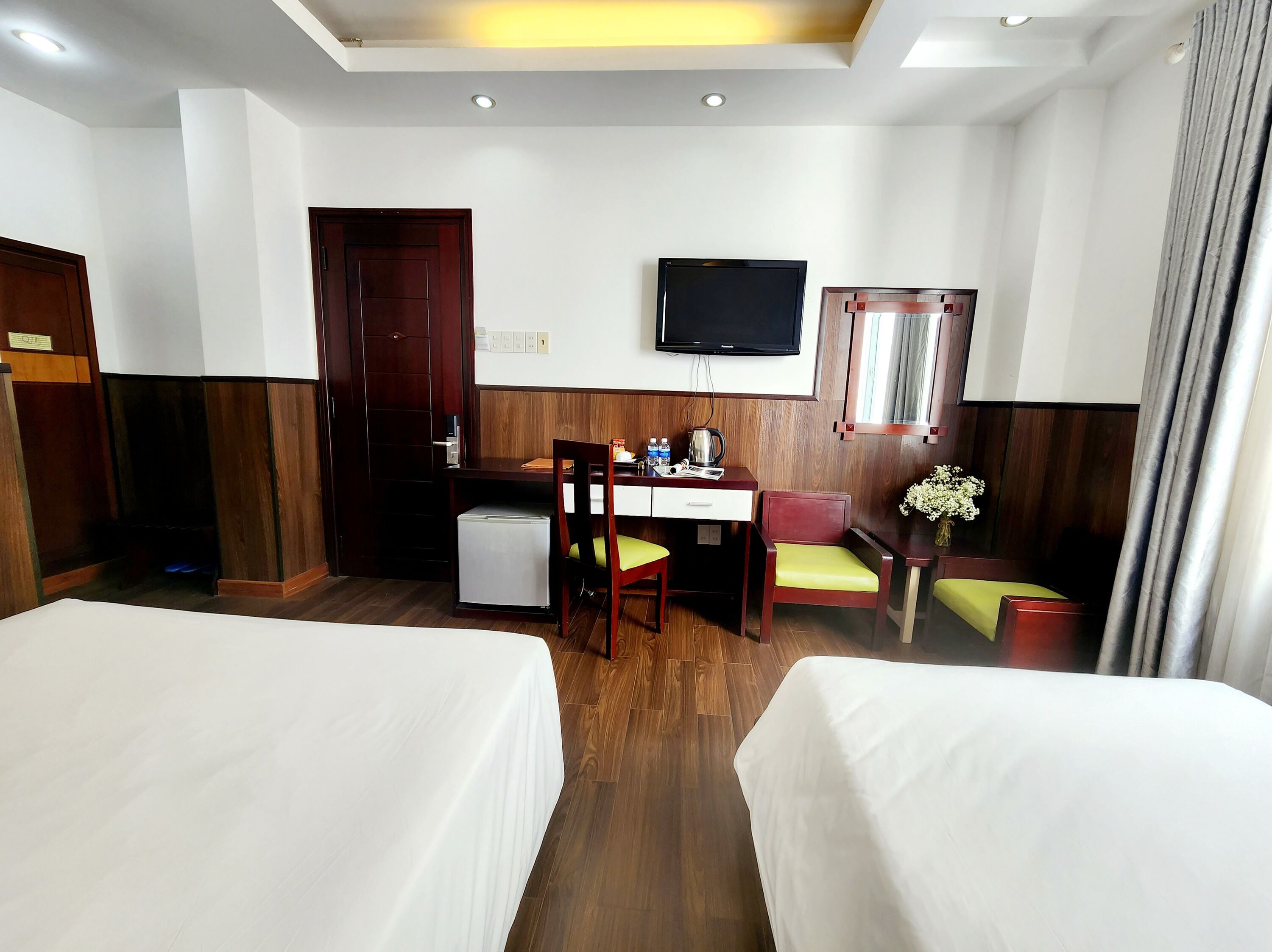 Hypo-allergenic bedding, down comforters, minibar, in-room safe