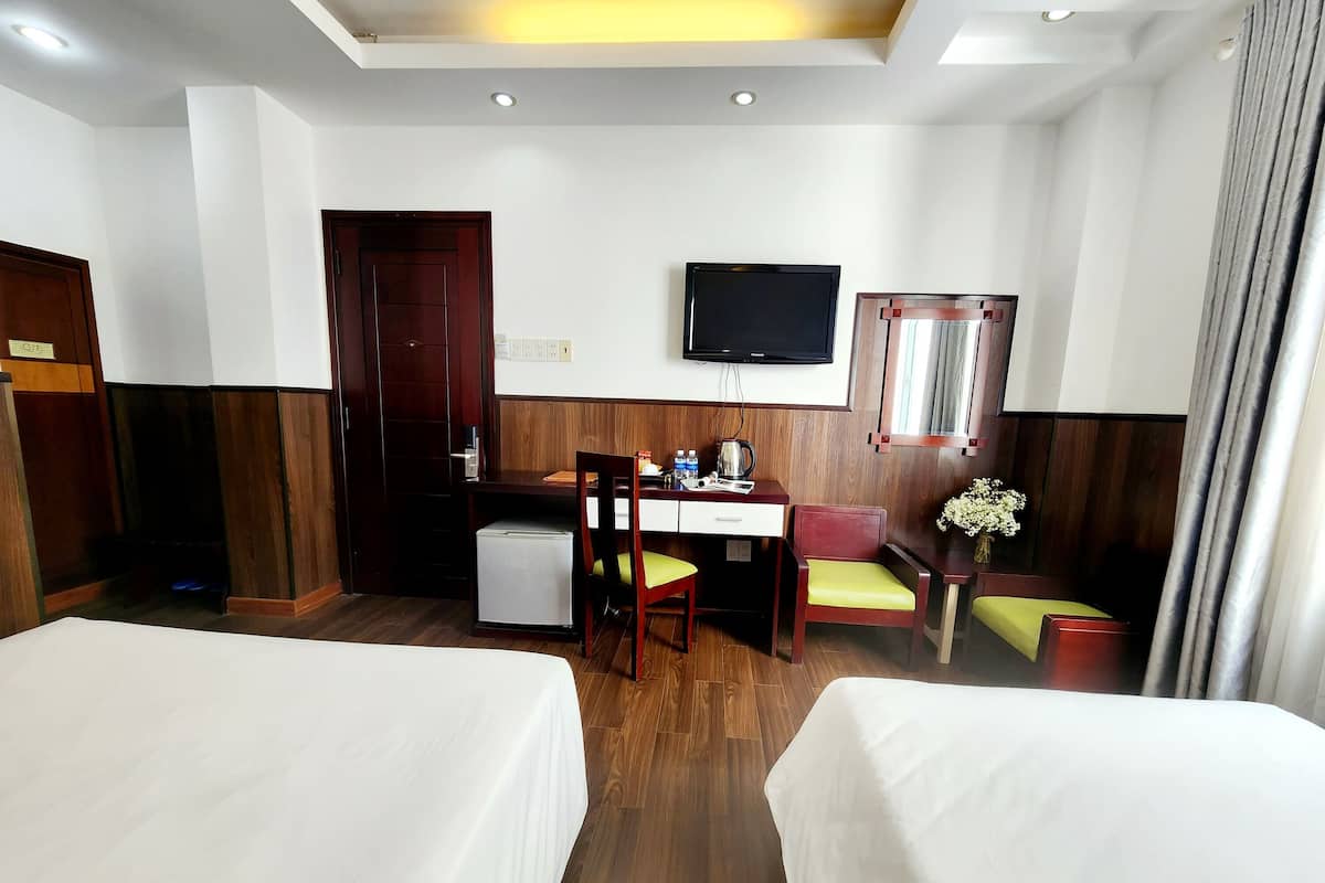 Hypo-allergenic bedding, down comforters, minibar, in-room safe