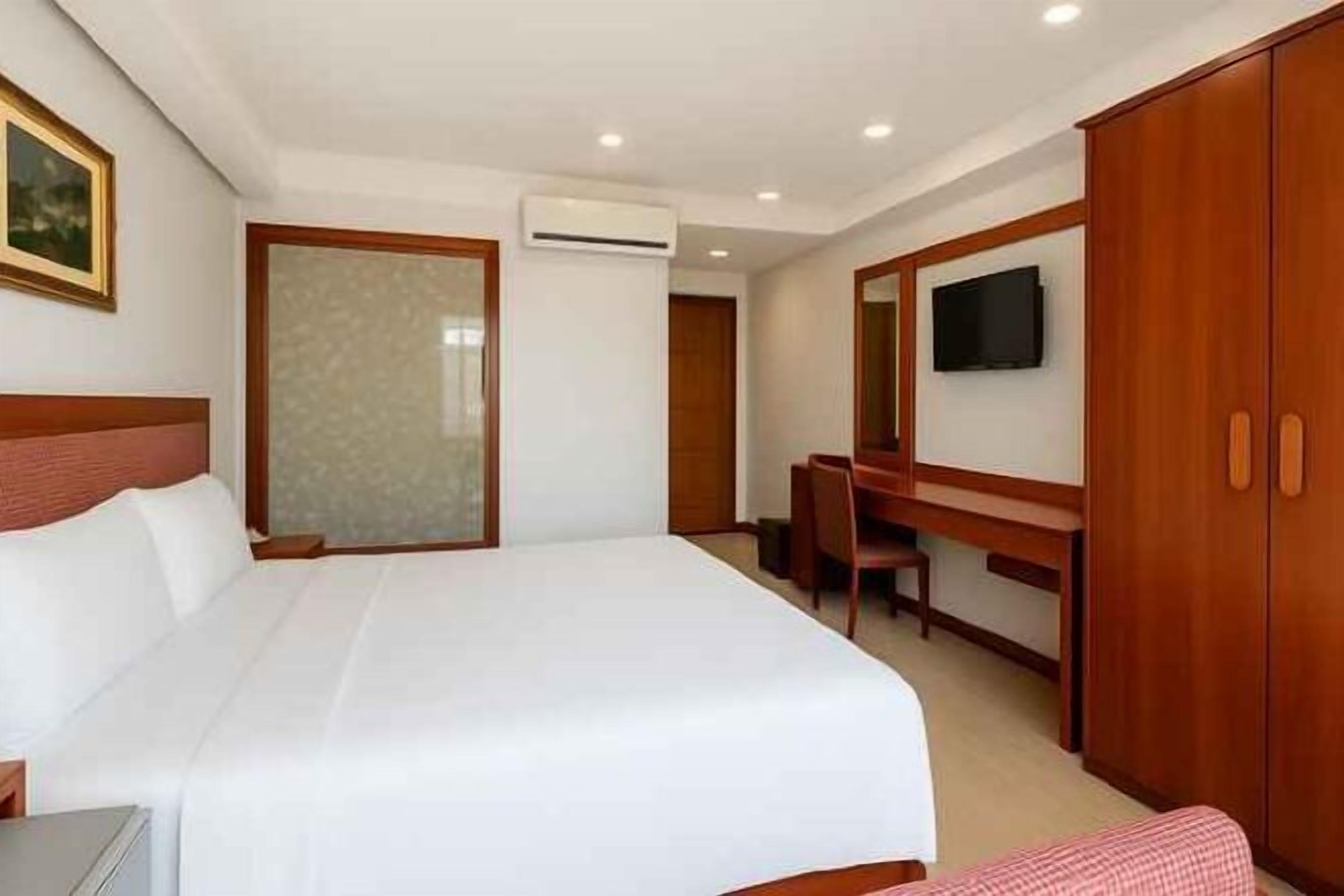 Hypo-allergenic bedding, down comforters, minibar, in-room safe