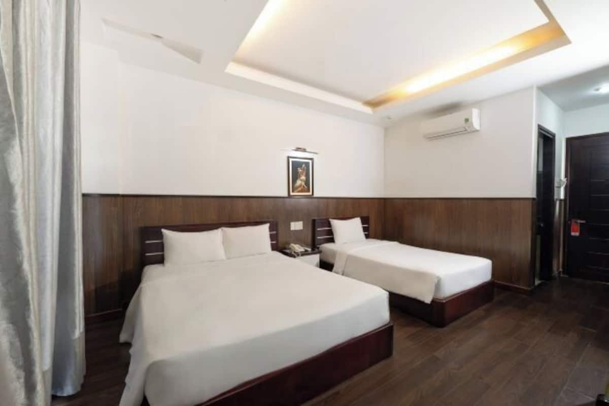 Hypo-allergenic bedding, down comforters, minibar, in-room safe