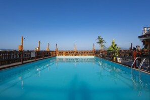 室外游泳池，08:00 至 20:00 开放，日光浴躺椅