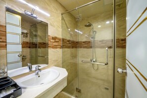 Shower, hydromassage showerhead, free toiletries, hair dryer - Happy Light Central Nha Trang (Nha Trang)