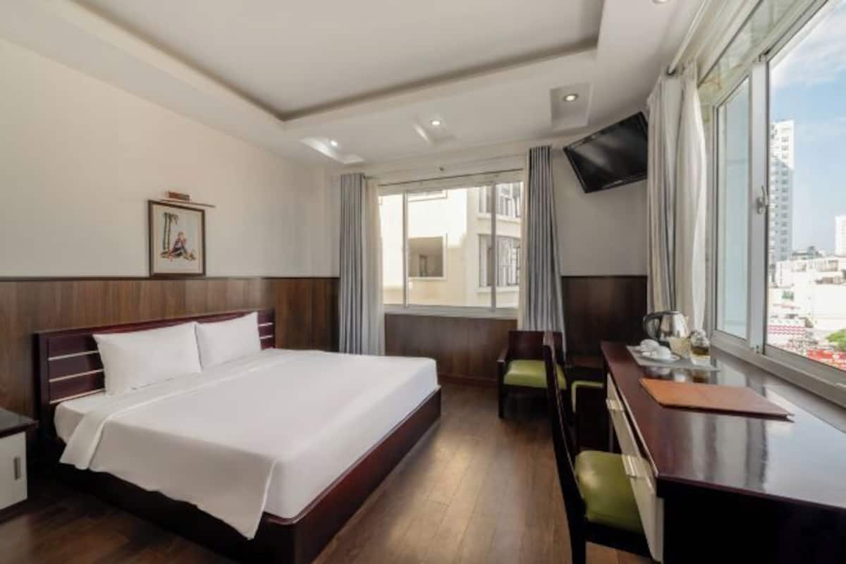 Hypo-allergenic bedding, down comforters, minibar, in-room safe