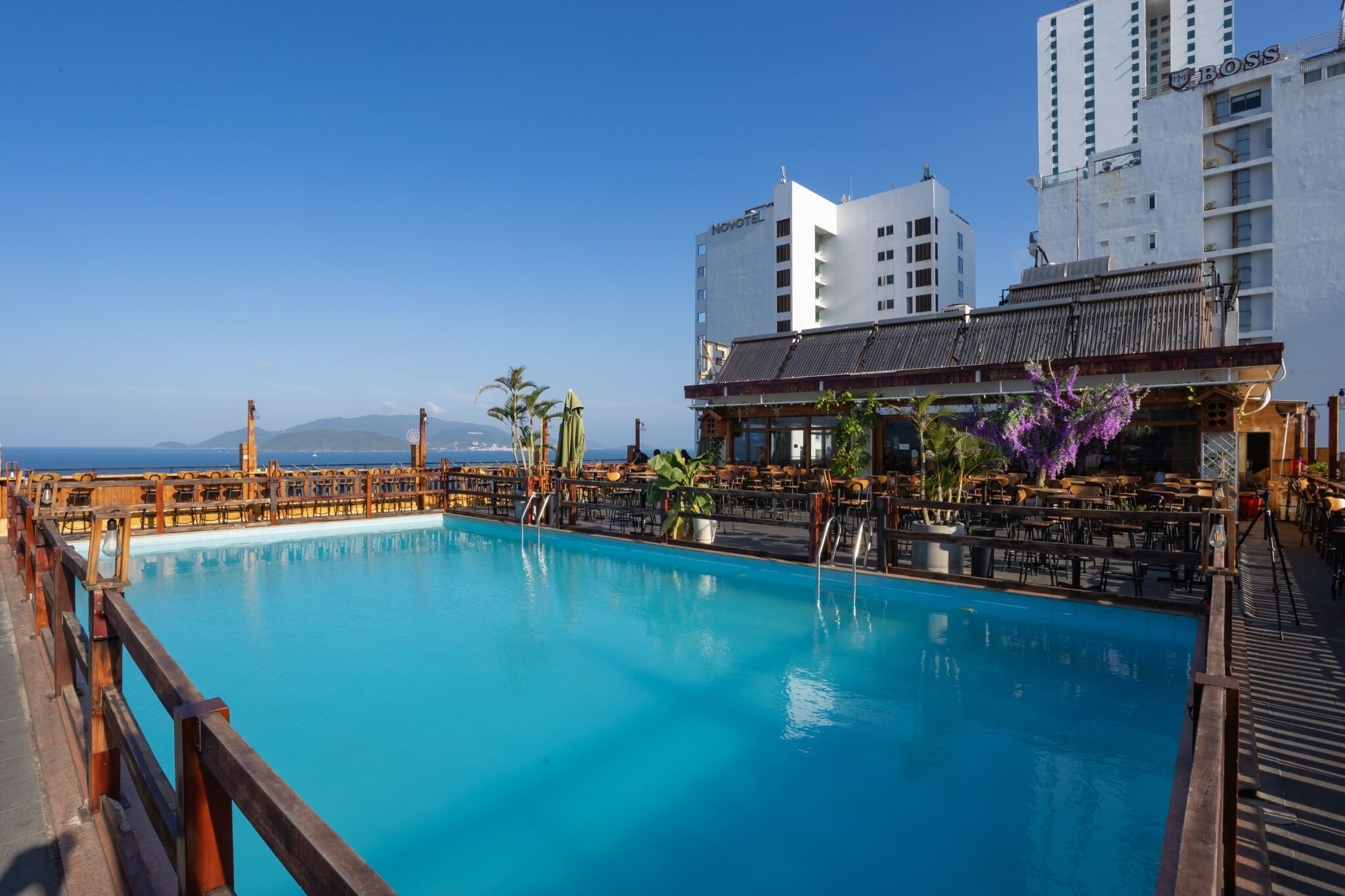 Piscine extérieure, chaises longues