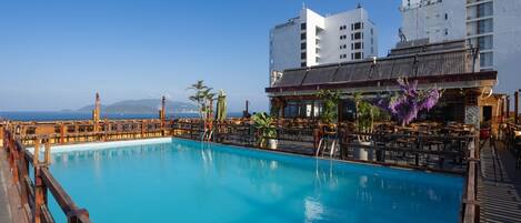 Piscine extérieure, chaises longues