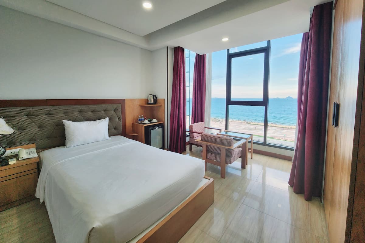 Premier Double or Twin Room, Ocean View | Hypo-allergenic bedding, down comforters, minibar, in-room safe