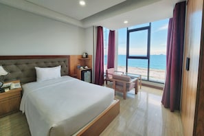 Desk, laptop workspace, blackout curtains, free WiFi - Happy Light Central Nha Trang (Nha Trang)