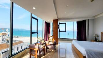 Habitación triple Grand, vista al océano | Ropa de cama hipoalergénica, edredón y minibar