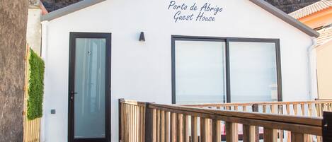 Vista frontal de la propiedad