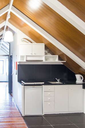 Apartment, 1 Bedroom, Beach View | Private kitchenette | Fridge, microwave, stovetop, coffee/tea maker - Porto de Abrigo Guest House (São Vicente)