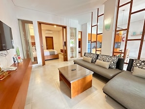 Apartamento, 2 habitaciones | Zona de estar | Una televisión de pantalla plana