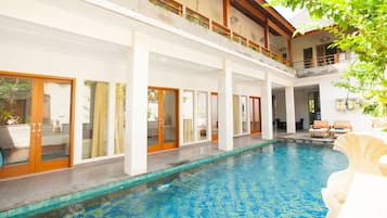 Kolam renang outdoor