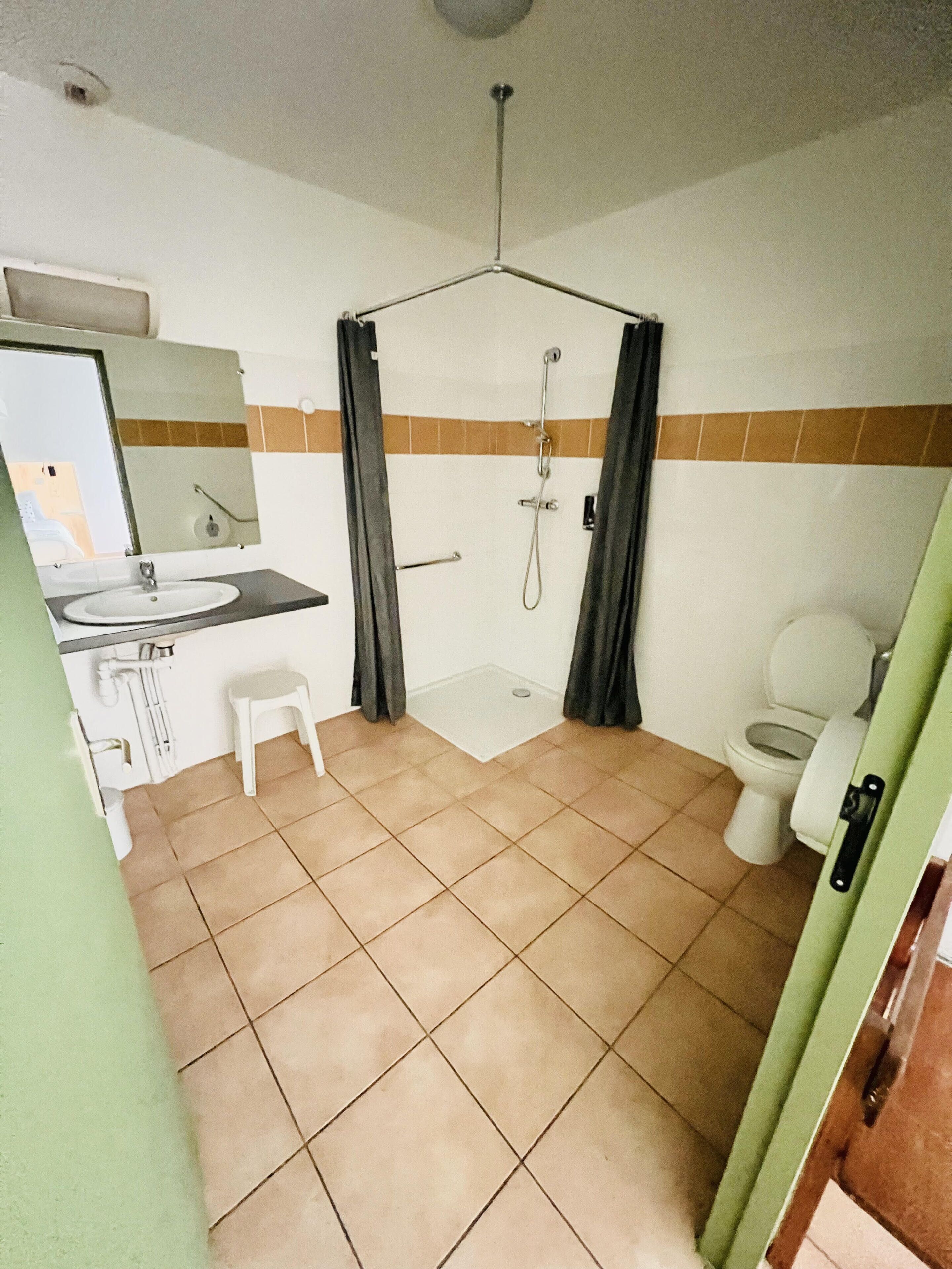 triple room | bathroom | free toiletries, hair dryer, towels