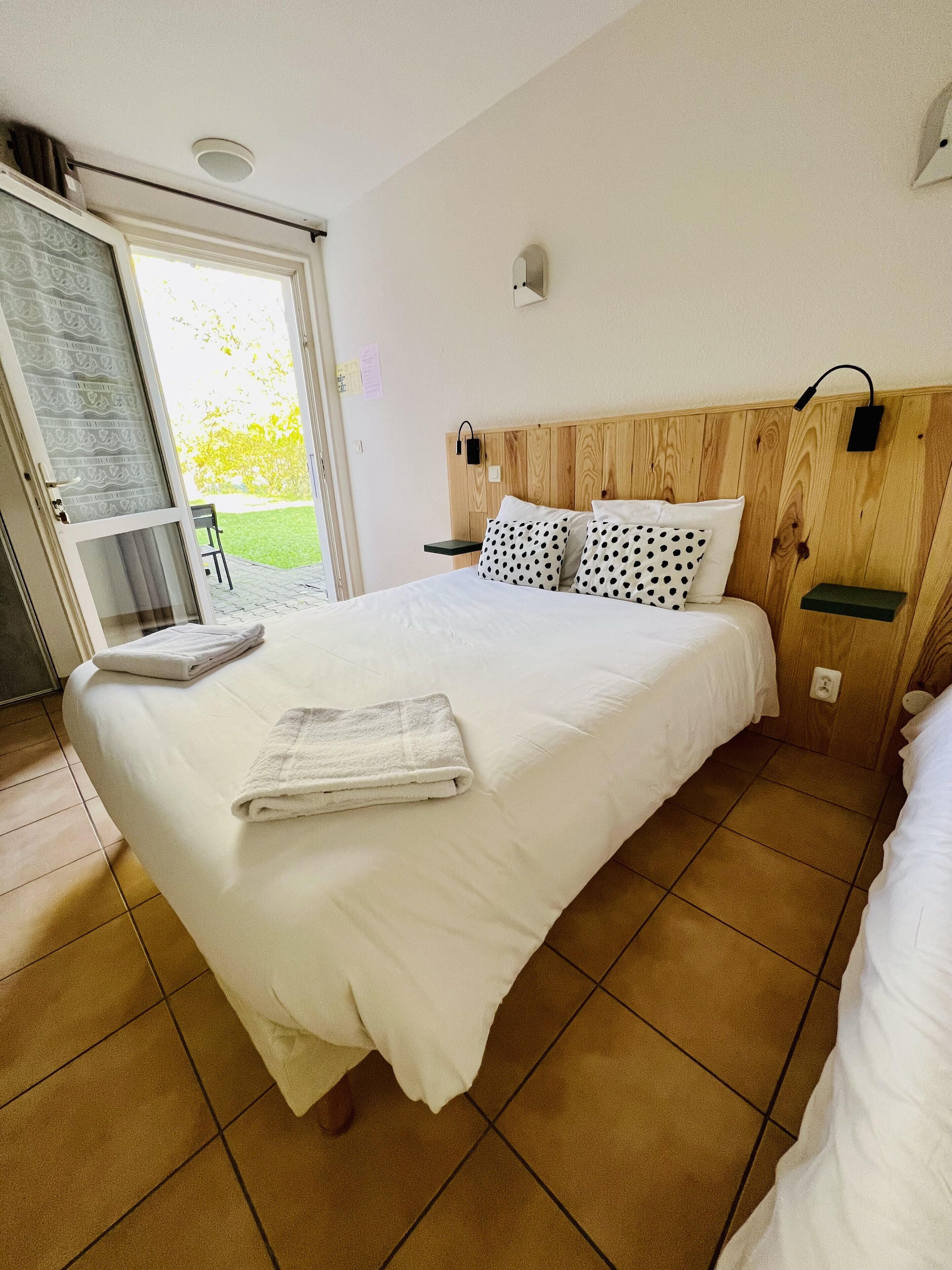 Triple Room | Desk, WiFi (free), individually decorated, individually furnished
