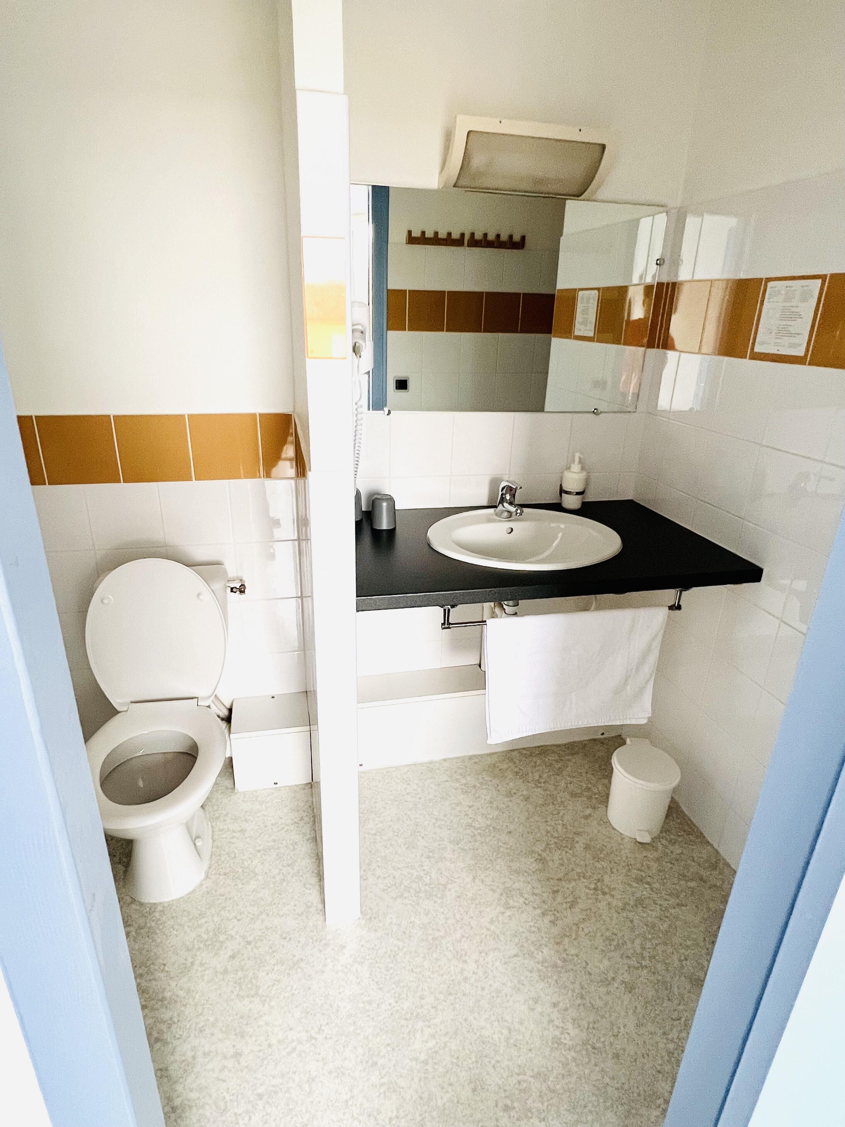 economy double room | bathroom | free toiletries, hair dryer, towels