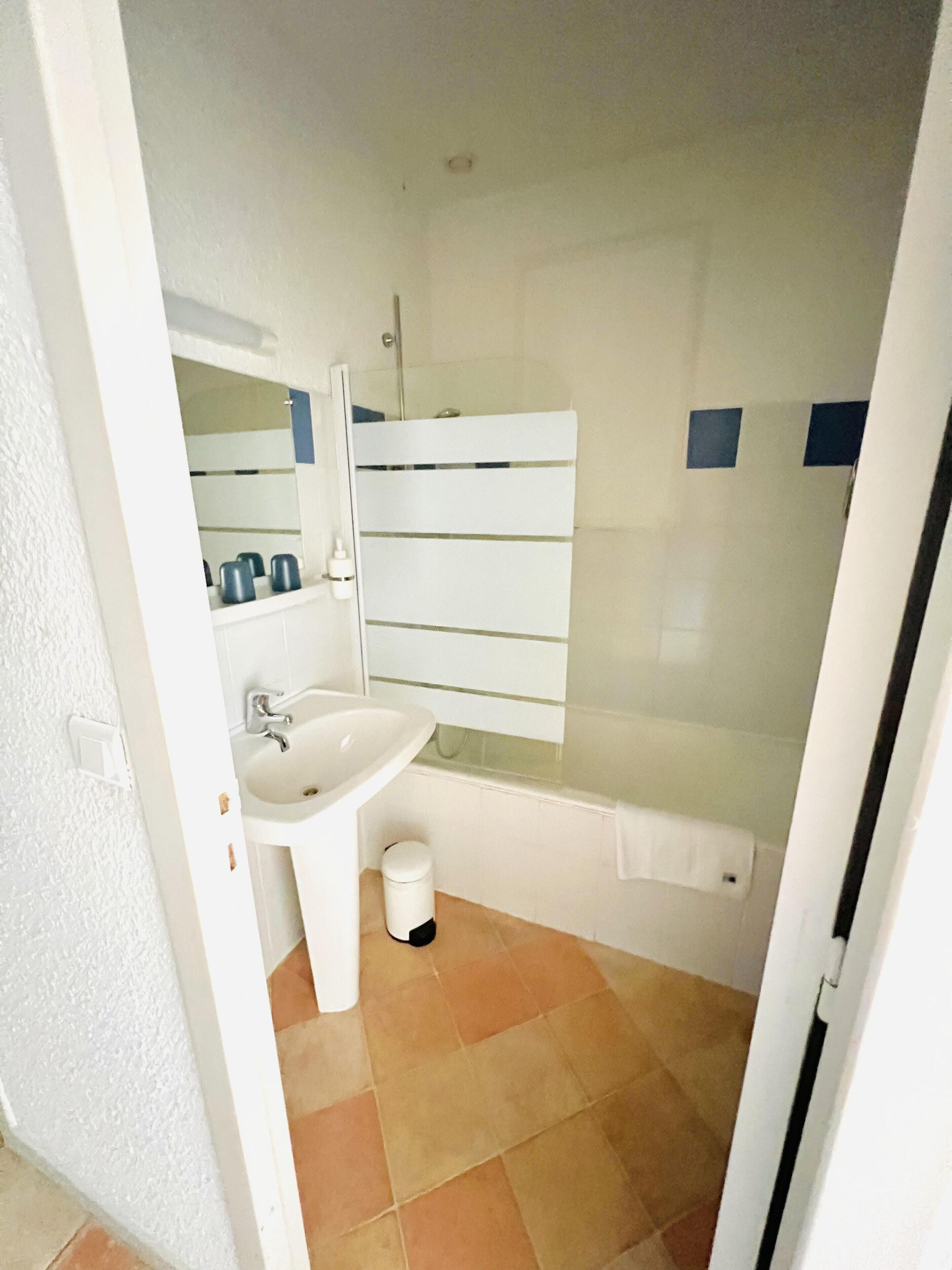 Standard Triple Room | Bathroom | Free toiletries, hair dryer, towels
