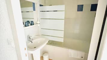 Standard Triple Room | Bathroom | Free toiletries, hair dryer, towels