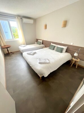 Decoración personalizada, muebles diferentes, escritorio y wifi gratis 