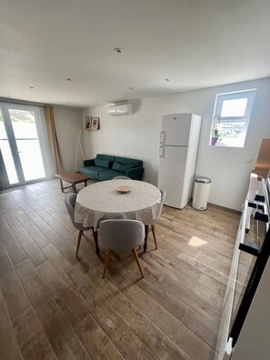 Leilighet | Oppholdsområde | En 50-centimeters Flatskjerm-TV med digitale kanaler samt TV