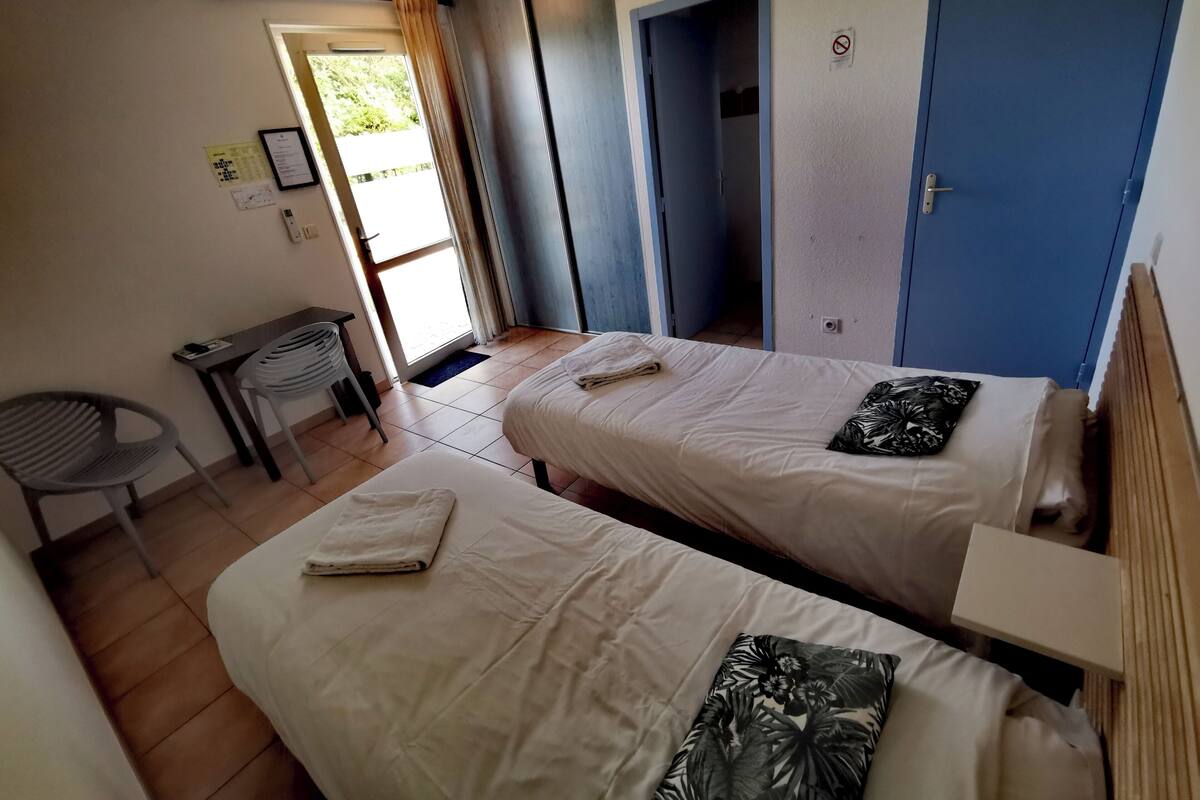 Habitación con 2 camas individuales | Escritorio, wifi gratis, decoración personalizada y muebles diferentes