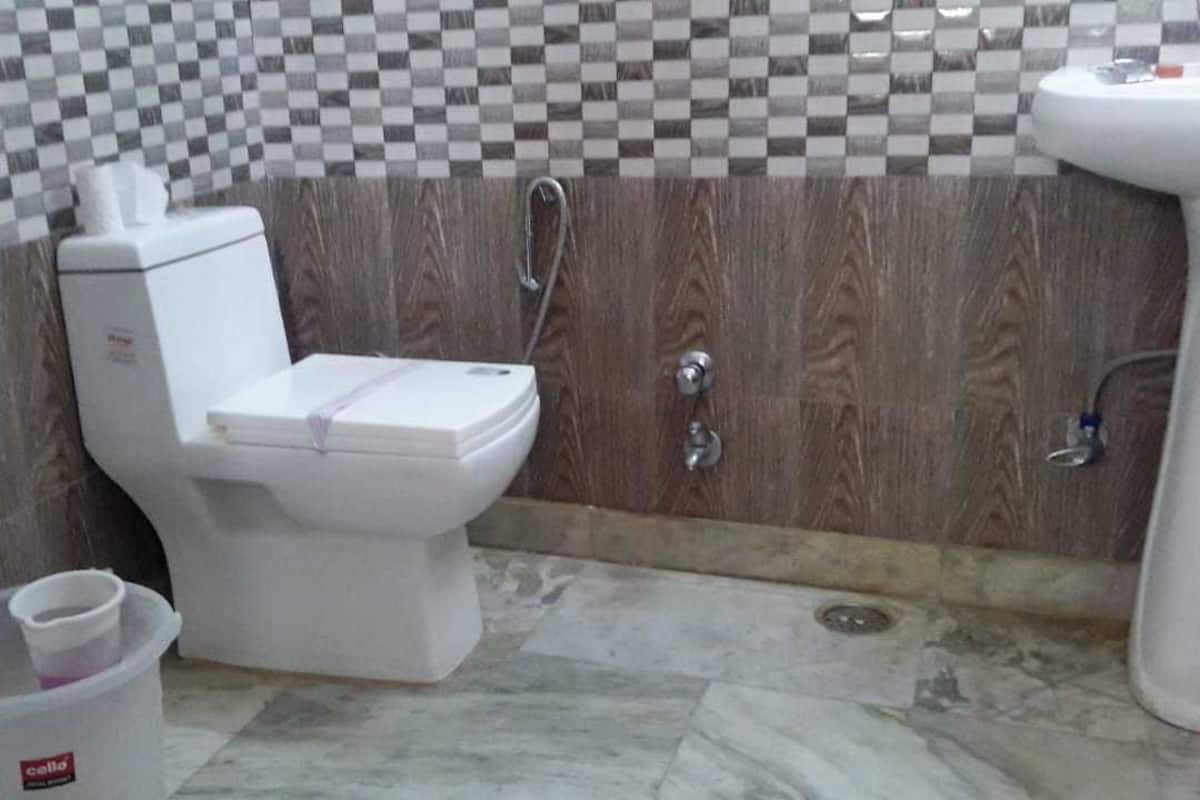 Chambre Triple Familiale | Salle de bain | Douche, articles de toilette gratuits, chaussons, serviettes fournies