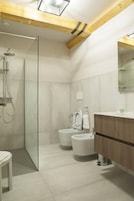 Shower, rainfall showerhead, free toiletries, hair dryer