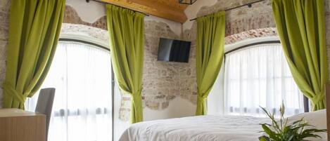 Soundproofing, free WiFi, bed sheets